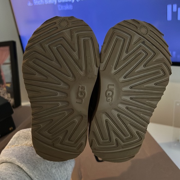 Classic chestnut UGGs - Picture 3 of 3